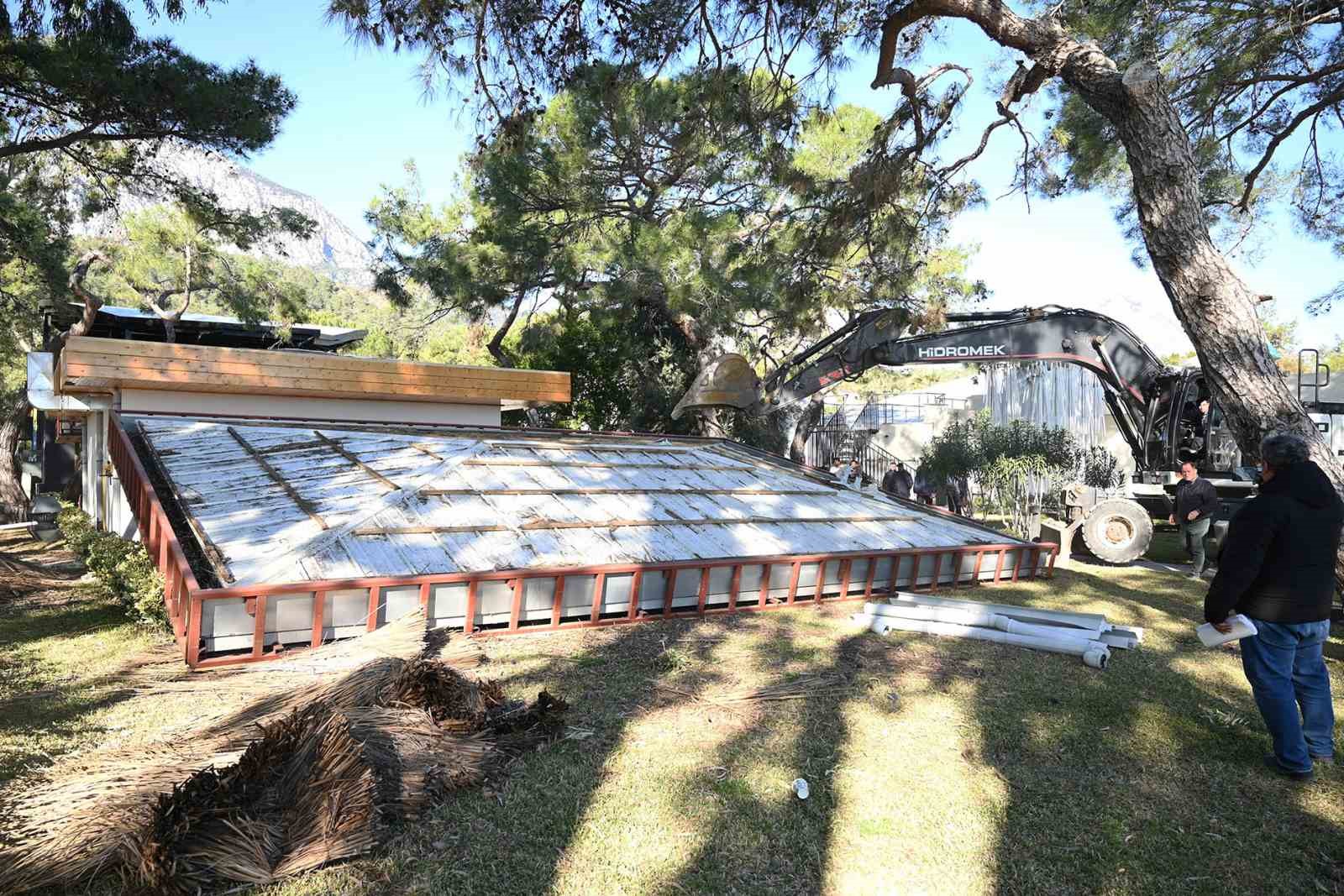 Kemer’de kaçak yapıların yıkımı sürüyor