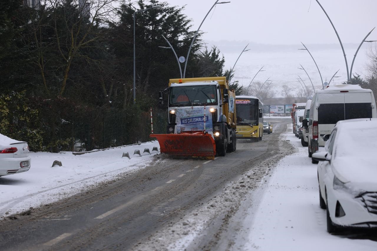 Arnavutk&ouml;y&rsquo;de t&uuml;m yollar a&ccedil;ık: 120 ara&ccedil;, 700 personel sahada
