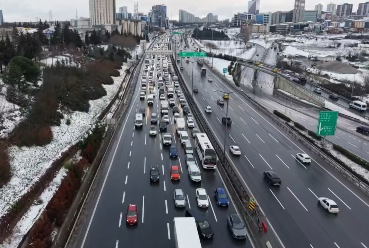 TEM Otoyolu Mahmutbey Gişeleri&rsquo;nde trafik havadan g&ouml;r&uuml;nt&uuml;lendi
