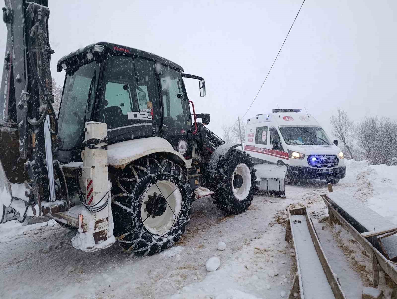 Karla kaplı yolda kalan ambulansı ekipler kurtardı