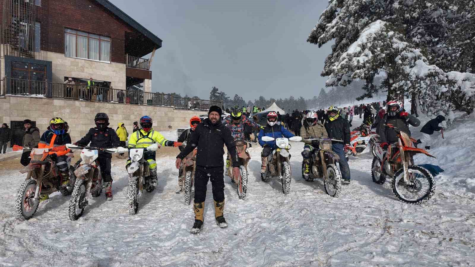 Ege&rsquo;nin zirvesinde ş&ouml;len: Gediz Murat Dağı&rsquo;nda on binler buluştu
