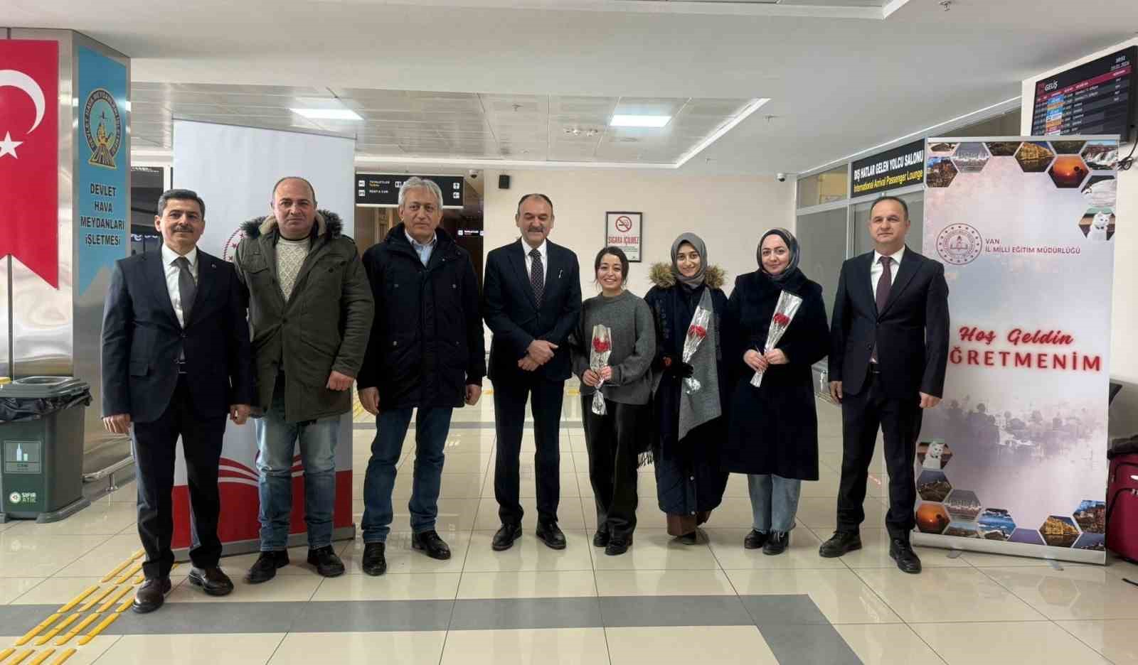 Van’a yeni atanan öğretmenler güllerle karşılandı