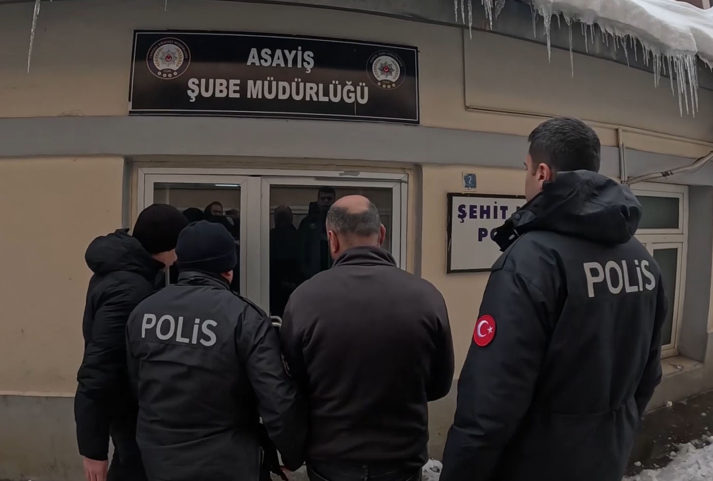 Yaşı k&uuml;&ccedil;&uuml;k &ccedil;ocuklara alkol satan şahıs hakkında adli işlem yapıldı
