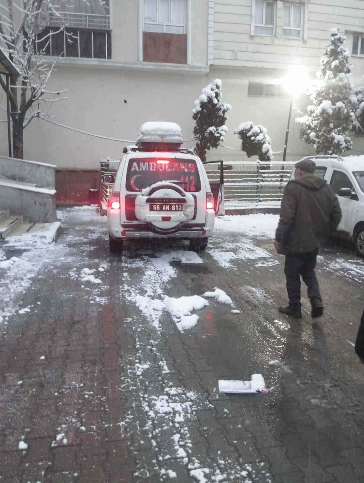 Siirt&rsquo;te kar nedeniyle mahsur kalan hastalar hastaneye ulaştırıldı
