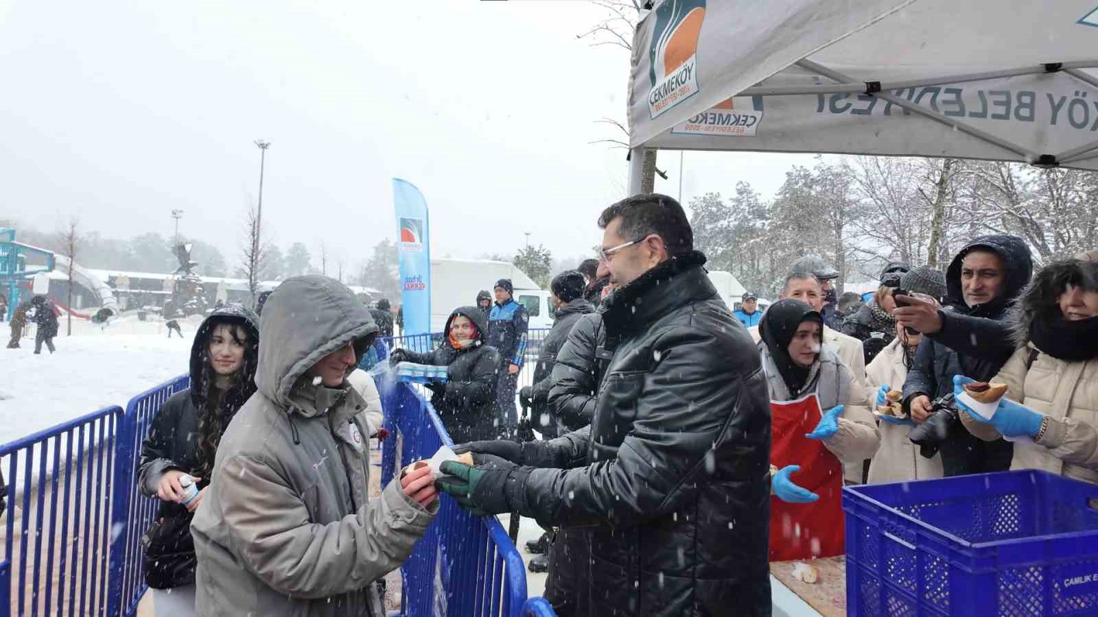 &Ccedil;ekmek&ouml;y&rsquo;de kar şenliği: Y&uuml;zlerce vatandaş doyasıya eğlendi
