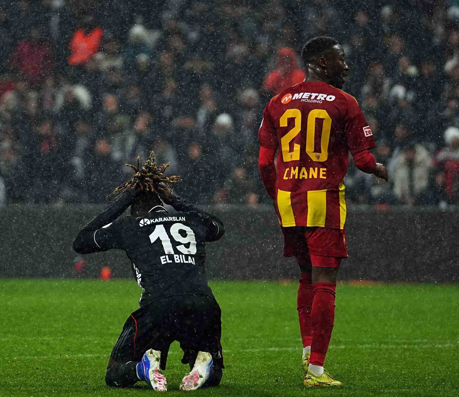 Trendyol S&uuml;per Lig: Beşiktaş: 0 - Kayserispor: 0 (İlk yarı)
