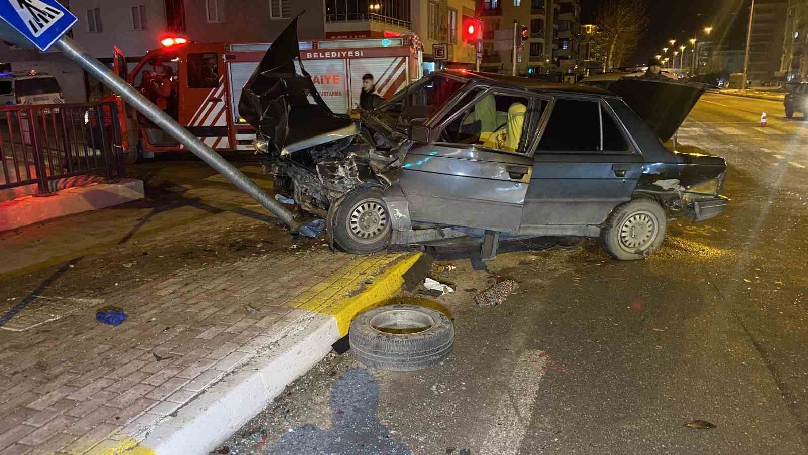 &Ccedil;orum&rsquo;da iki otomobil &ccedil;arpıştı: 4 yaralı
