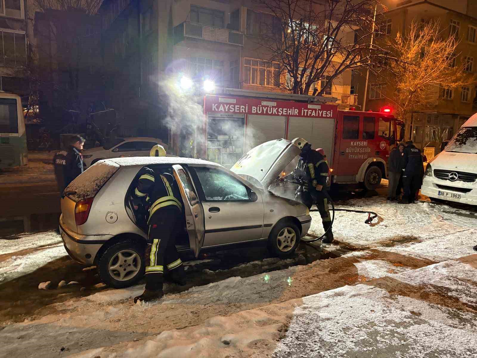 Oto tamircisinden yeni &ccedil;ıkardığı otomobili alev aldı
