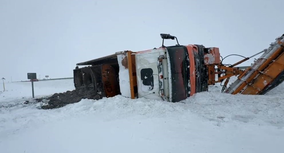 Kontrolden &ccedil;ıkan kar k&uuml;reme aracı devrildi
