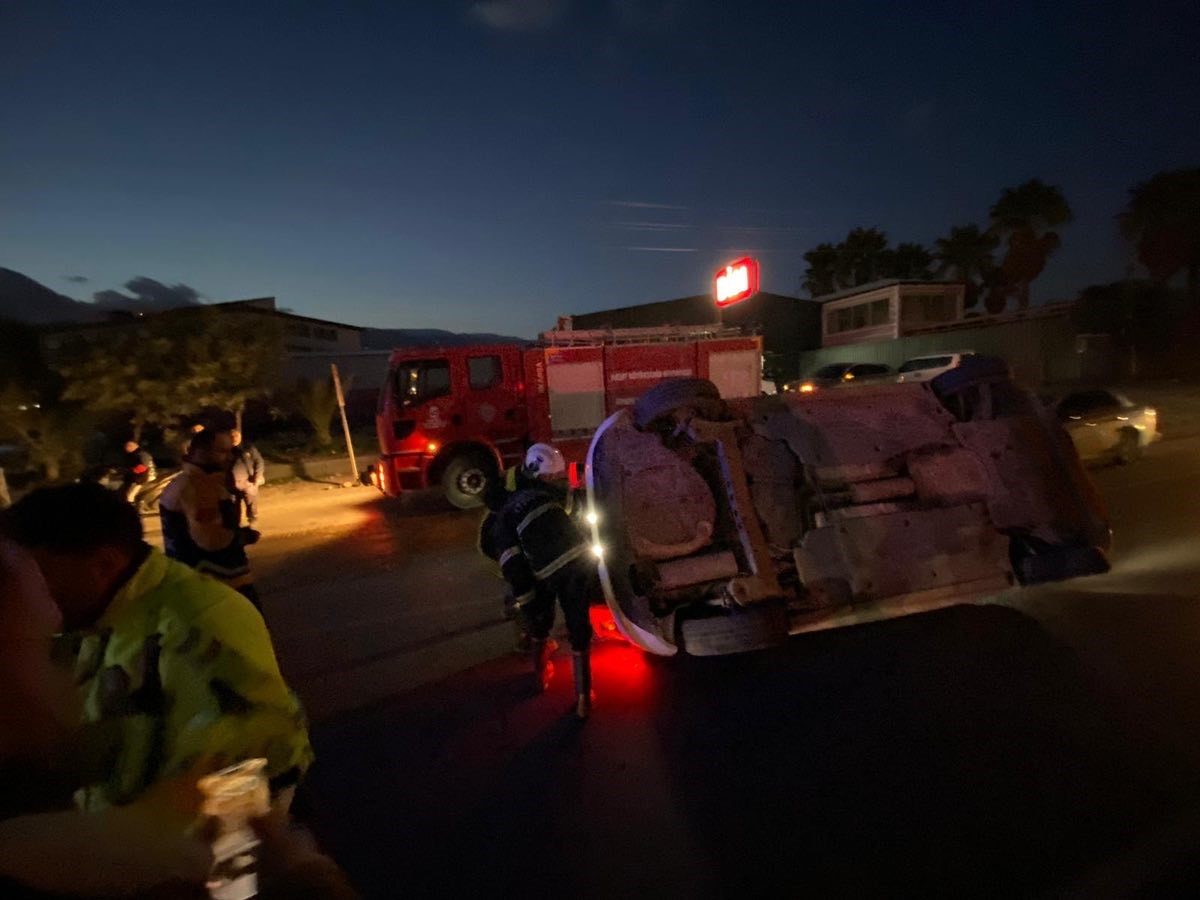 Kırıkhan’da yan yatan otomobilin sürücüsü yaralandı