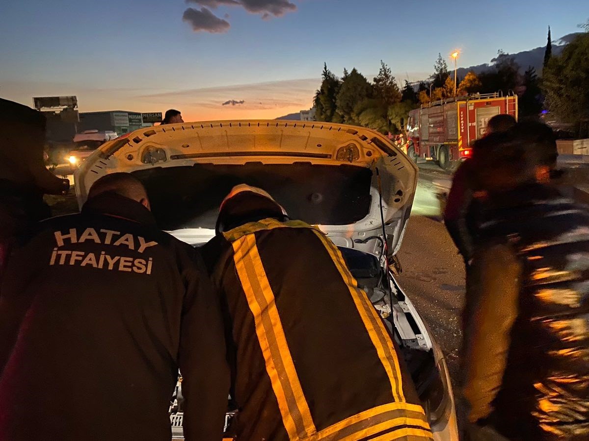 Kırıkhan&rsquo;da yan yatan otomobilin s&uuml;r&uuml;c&uuml;s&uuml; yaralandı
