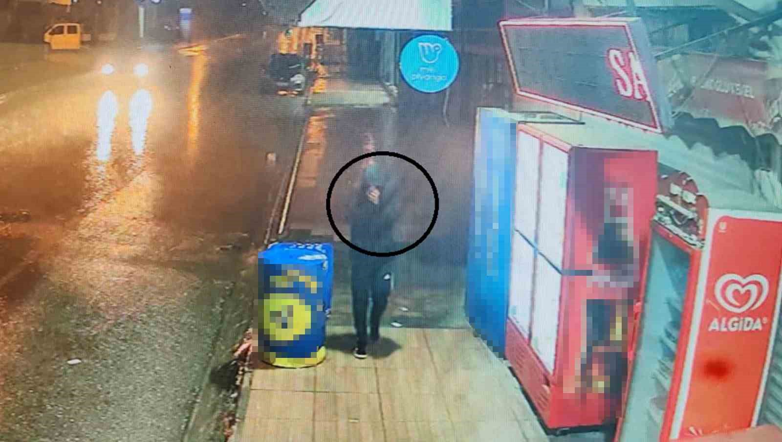 Y&uuml;z&uuml;n&uuml; eliyle kapatarak b&uuml;feden alkol &ccedil;alan hırsız yakayı ele verdi
