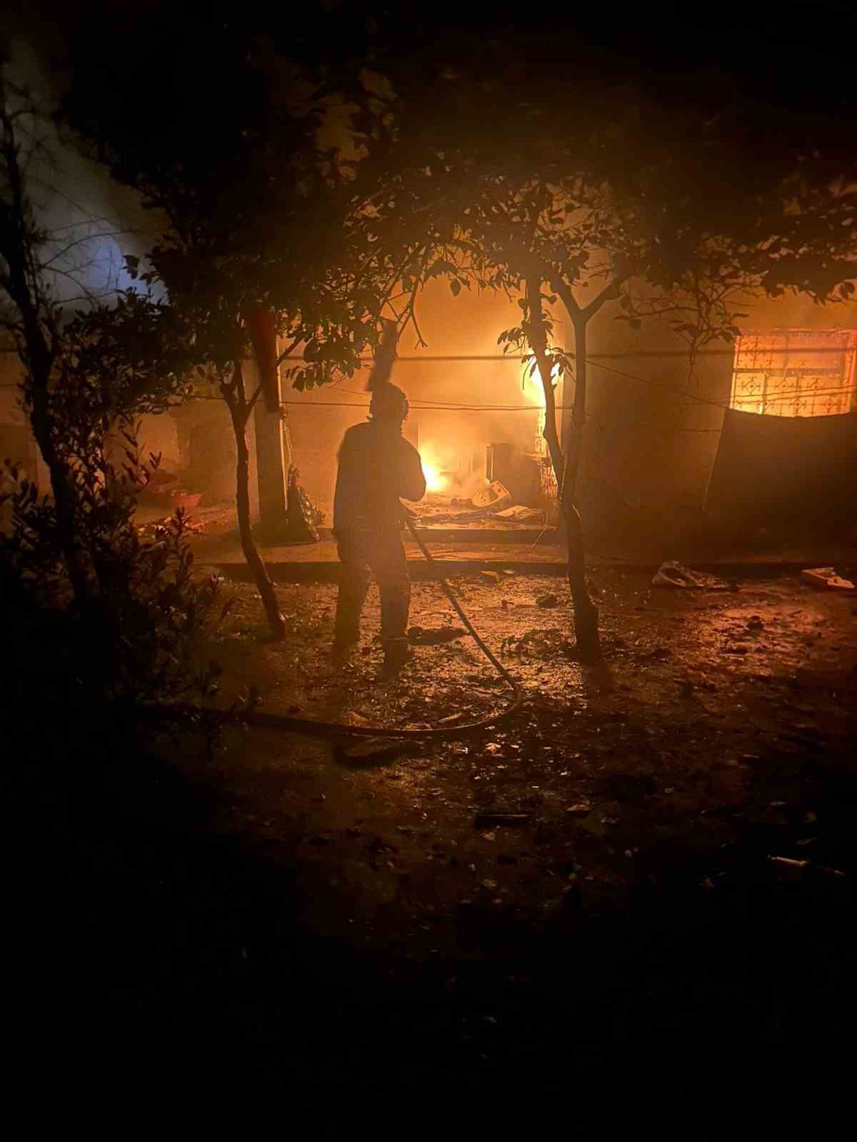 Alevlerin yükseldiği evde mahsur kalan kediyi itfaiye kurtardı