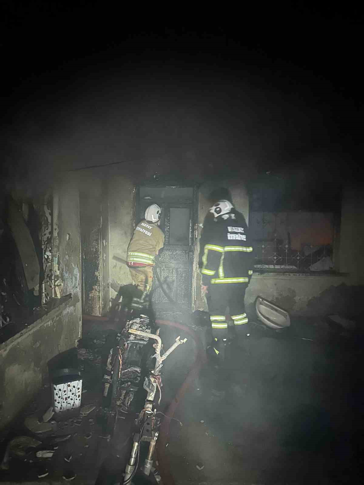 Alevlerin y&uuml;kseldiği evde mahsur kalan kediyi itfaiye kurtardı
