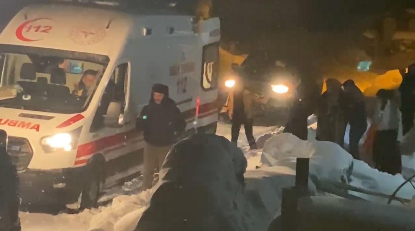 Kars’ta hasta kadın için ekipler karlı yolları aştı