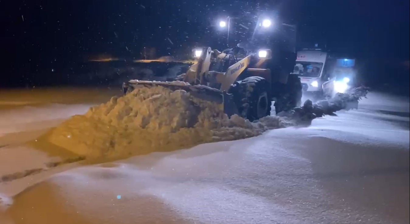 Kars&rsquo;ta hasta kadın i&ccedil;in ekipler karlı yolları aştı
