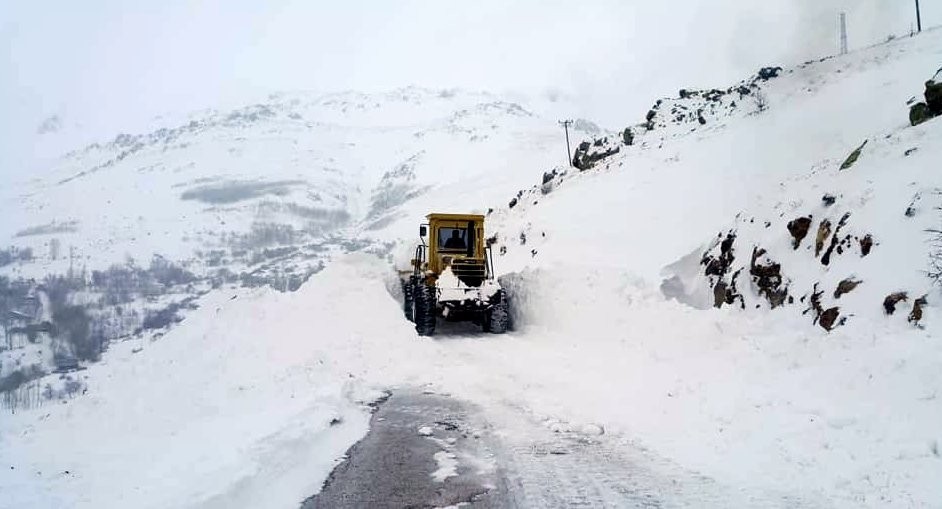 Bayburt&rsquo;ta kar ve tipiden kapanan 70 k&ouml;y yolunda &ccedil;alışmalar s&uuml;r&uuml;yor
