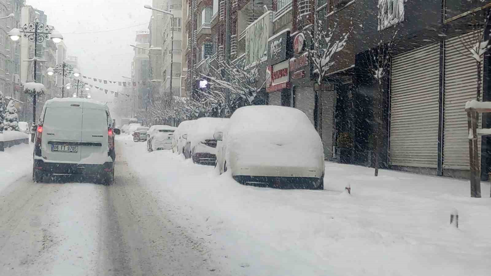 Kurubaş Ge&ccedil;idi&rsquo;nde kar yağışı ve sis etkili oluyor
