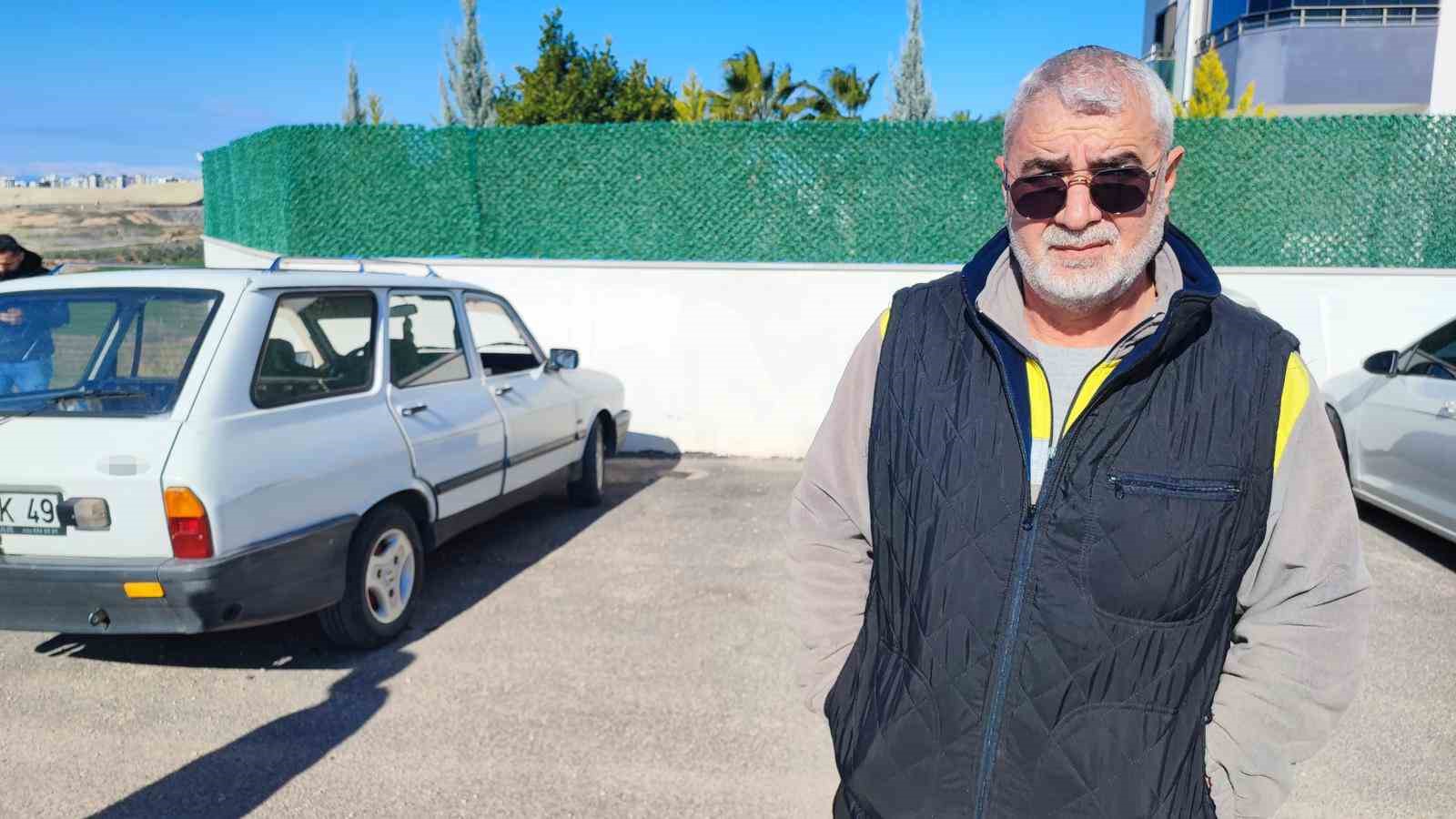 Aynı otomobil &uuml;&ccedil; kez hırsızların hedefi oldu: &Ouml;nce teybi sonra ak&uuml;s&uuml; ardından komple &ccedil;alındı
