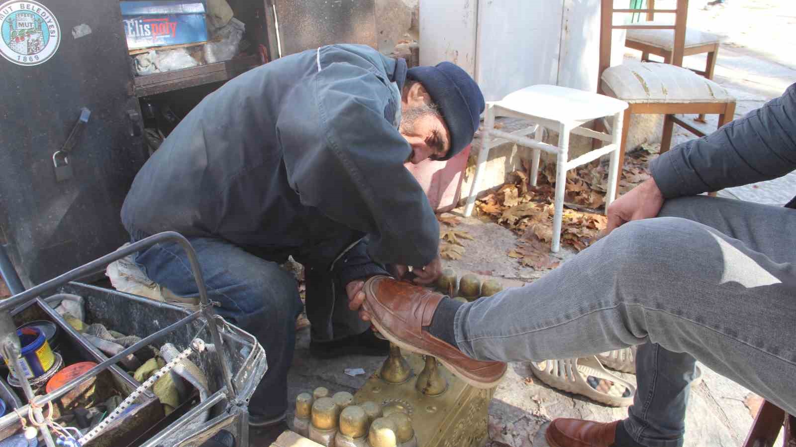 67 yaşındaki ayakkabı boyacısı ekmek mücadelesi veriyor