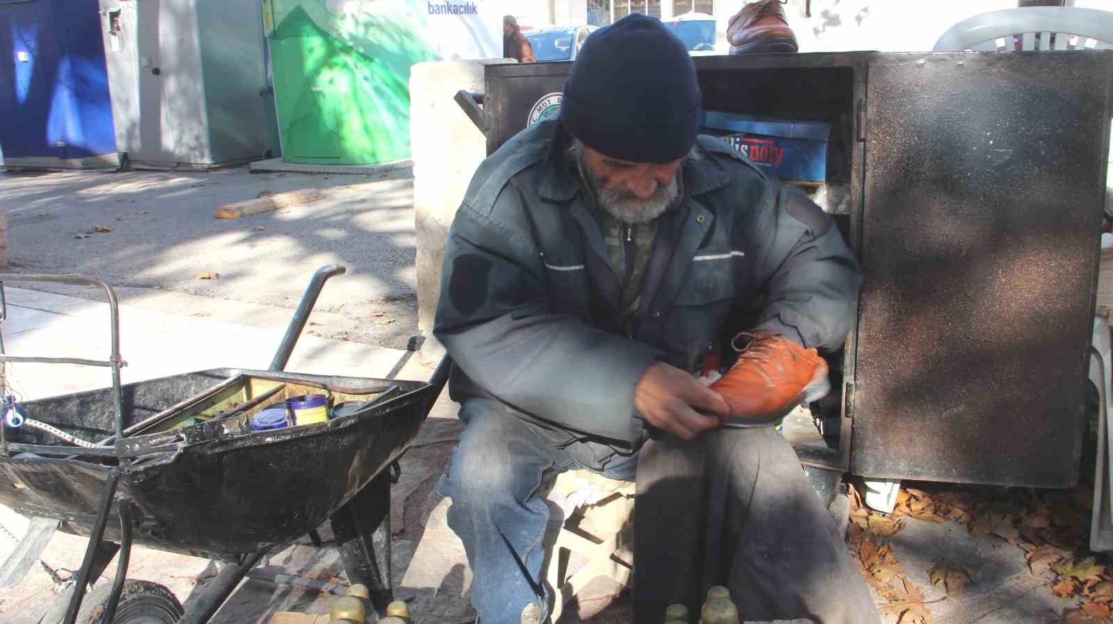 67 yaşındaki ayakkabı boyacısı ekmek m&uuml;cadelesi veriyor
