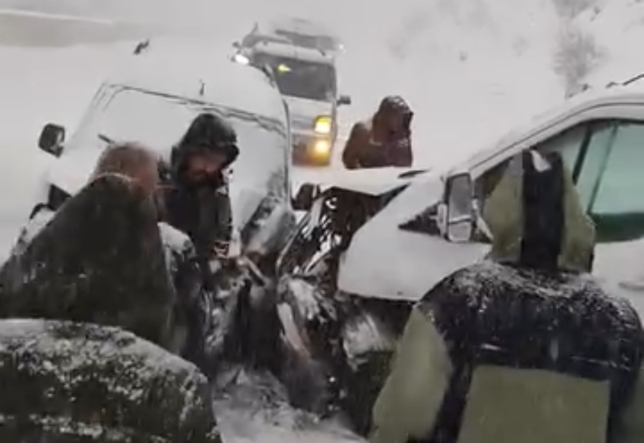 Yüksekova’da buzlu yolda 2 kamyonet çarpıştı