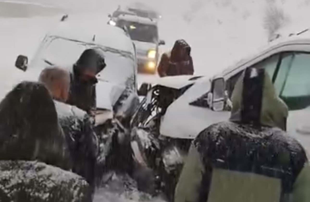 Y&uuml;ksekova&rsquo;da buzlu yolda 2 kamyonet &ccedil;arpıştı
