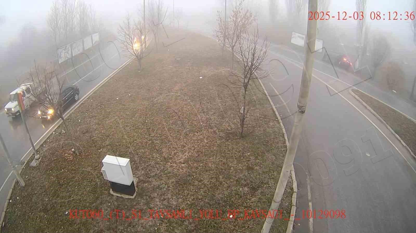 K&uuml;tahya&rsquo;da dikkatsizliğin sebep olduğu kazalar kameraya yansıdı
