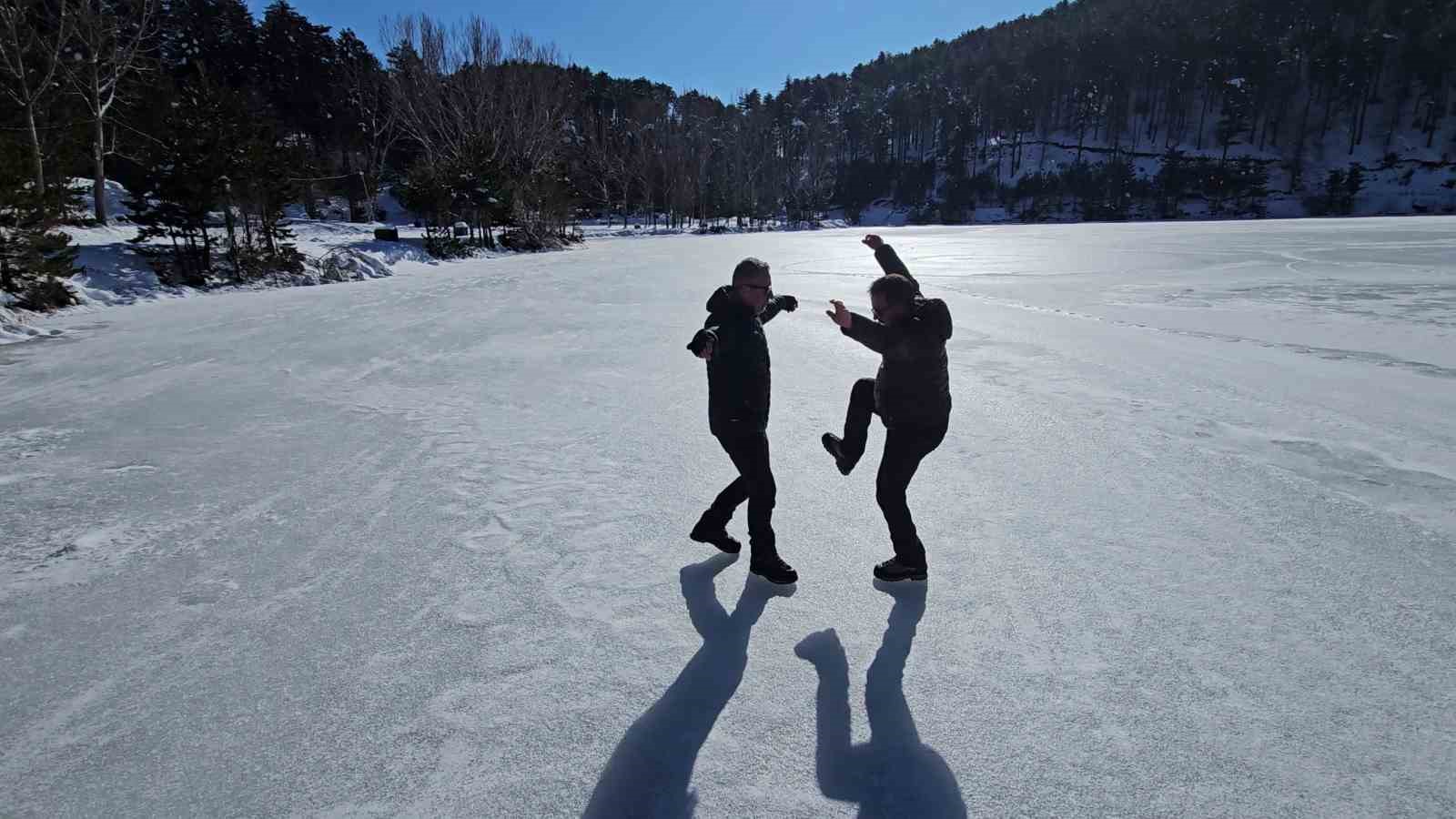 Üzerinde çökertme oynadığı, buzu kesip suya girdi