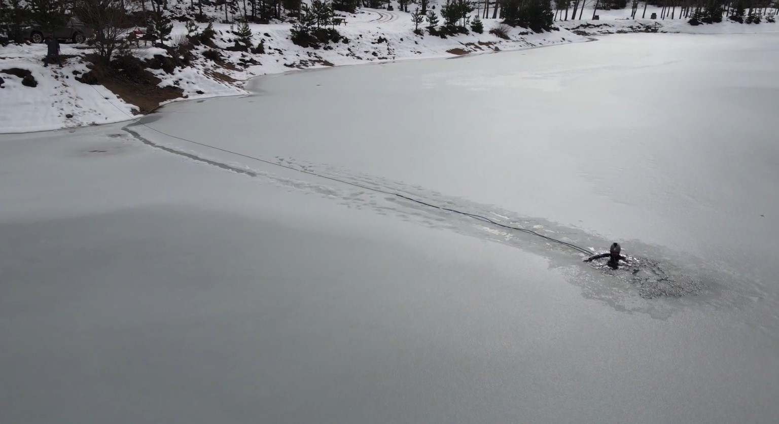 &Uuml;zerinde &ccedil;&ouml;kertme oynadığı, buzu kesip suya girdi
