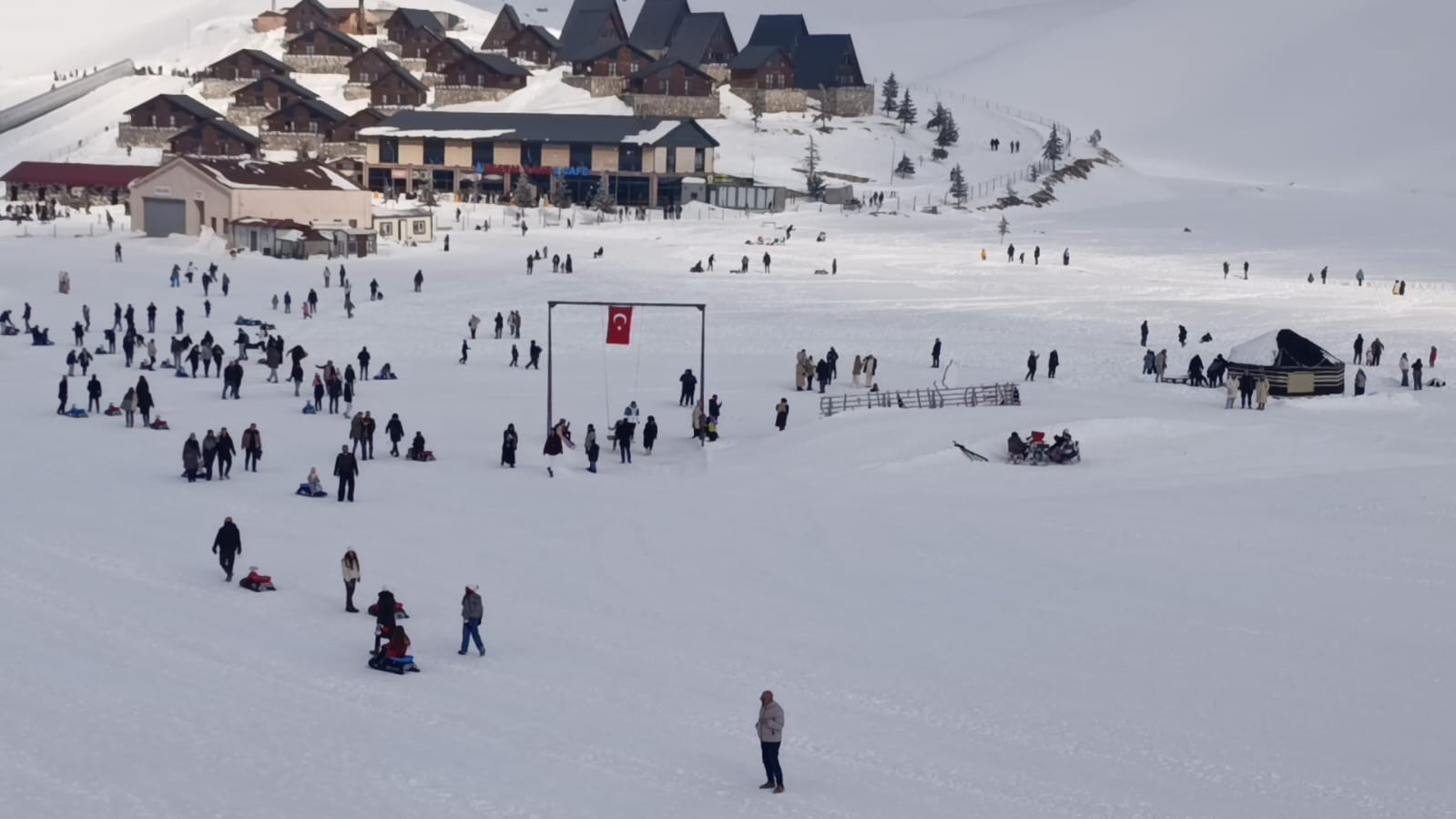 Tatille birlikte kayak merkezlerinde yoğunluk: Yedikuyular’da kar keyfi