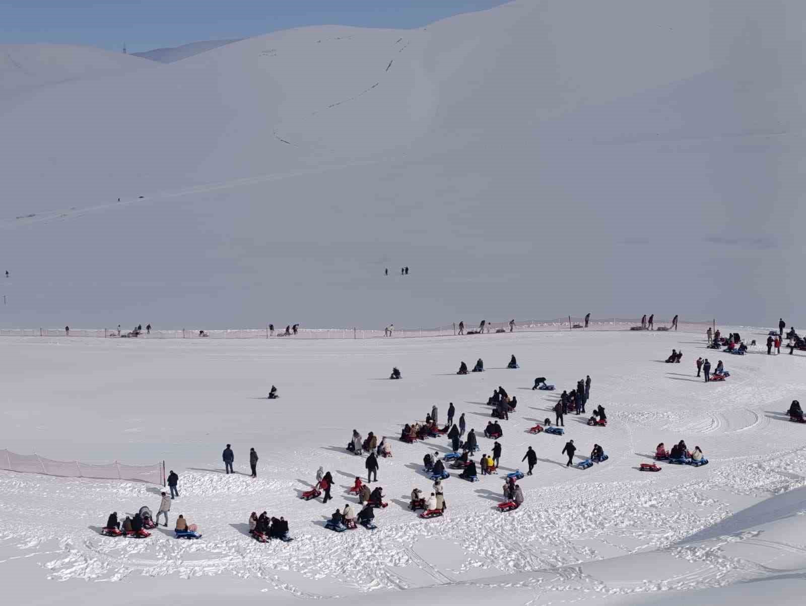 Tatille birlikte kayak merkezlerinde yoğunluk: Yedikuyular&rsquo;da kar keyfi
