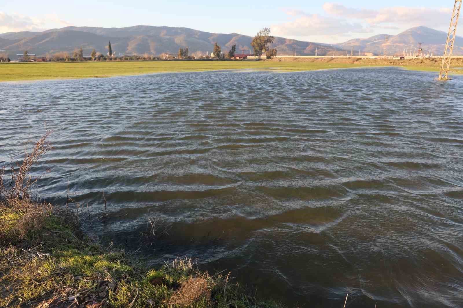 Son 65 yılın en kurak yılını geride bırakan Hatay&rsquo;da etkili olan yağışla tarım arazileri su altında kaldı
