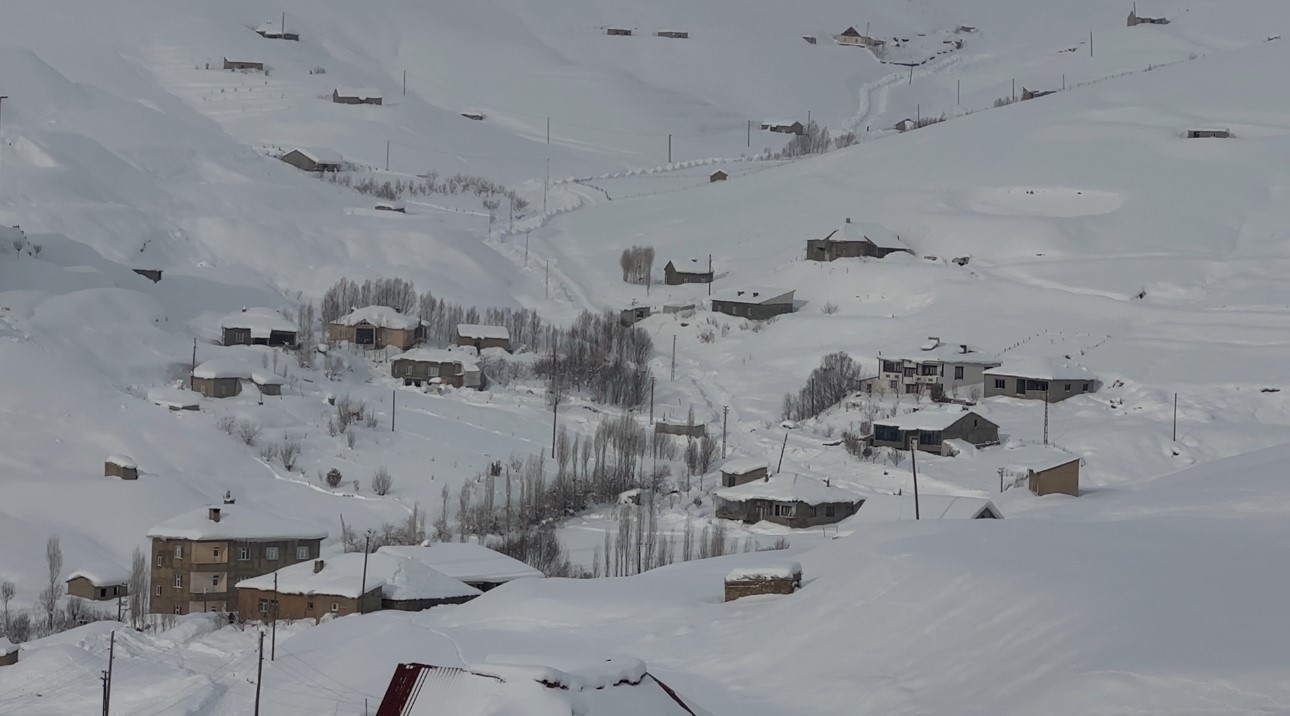 Hakkari’de kar yağışı: 229 yerleşim yerinin yolu kapandı
