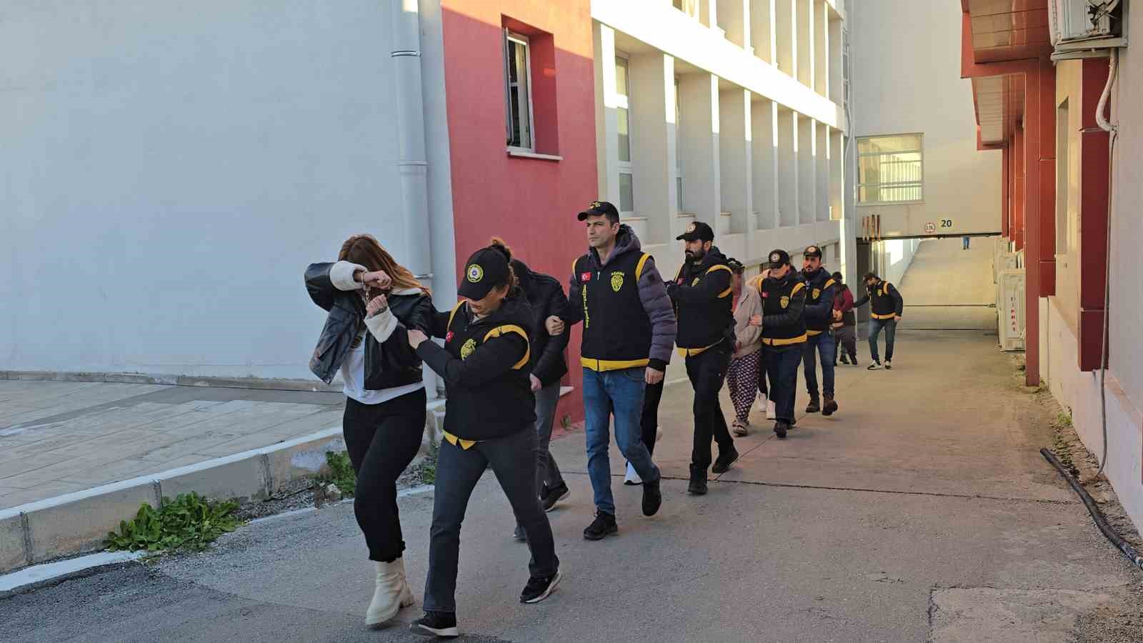 Fuhuş yaptıran masaj salonlarına operasyon: 14 tutuklama
