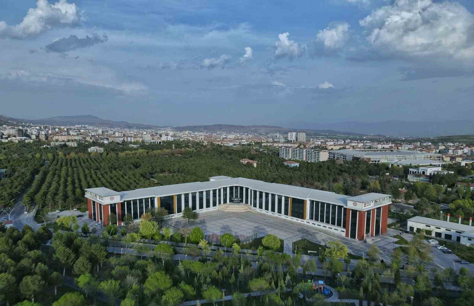 F&Uuml; d&uuml;nyanın en iyi ilk 1000 &uuml;niversitesi arasında
