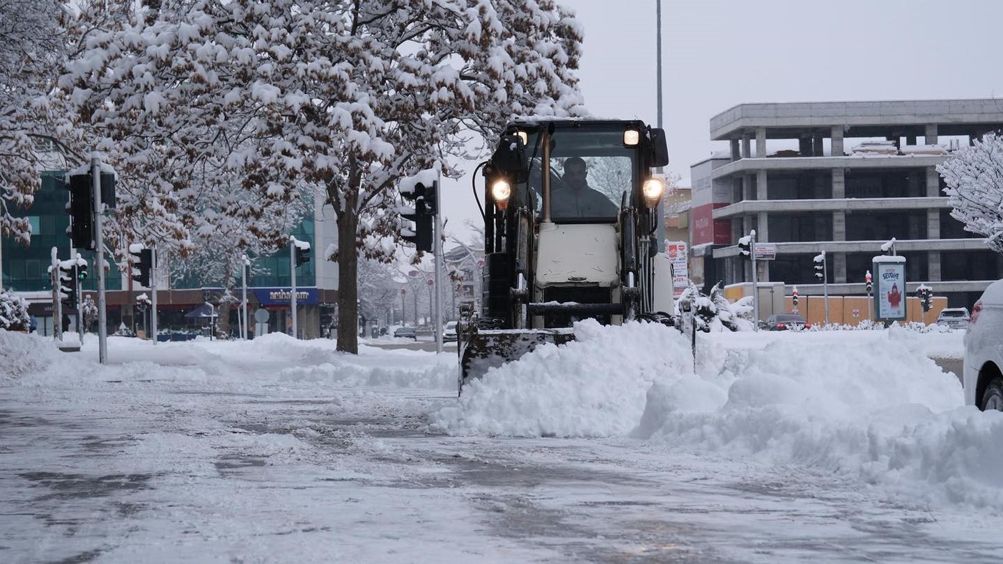 Erzincan kent merkezinde karla m&uuml;cadele &ccedil;alışmaları s&uuml;r&uuml;yor
