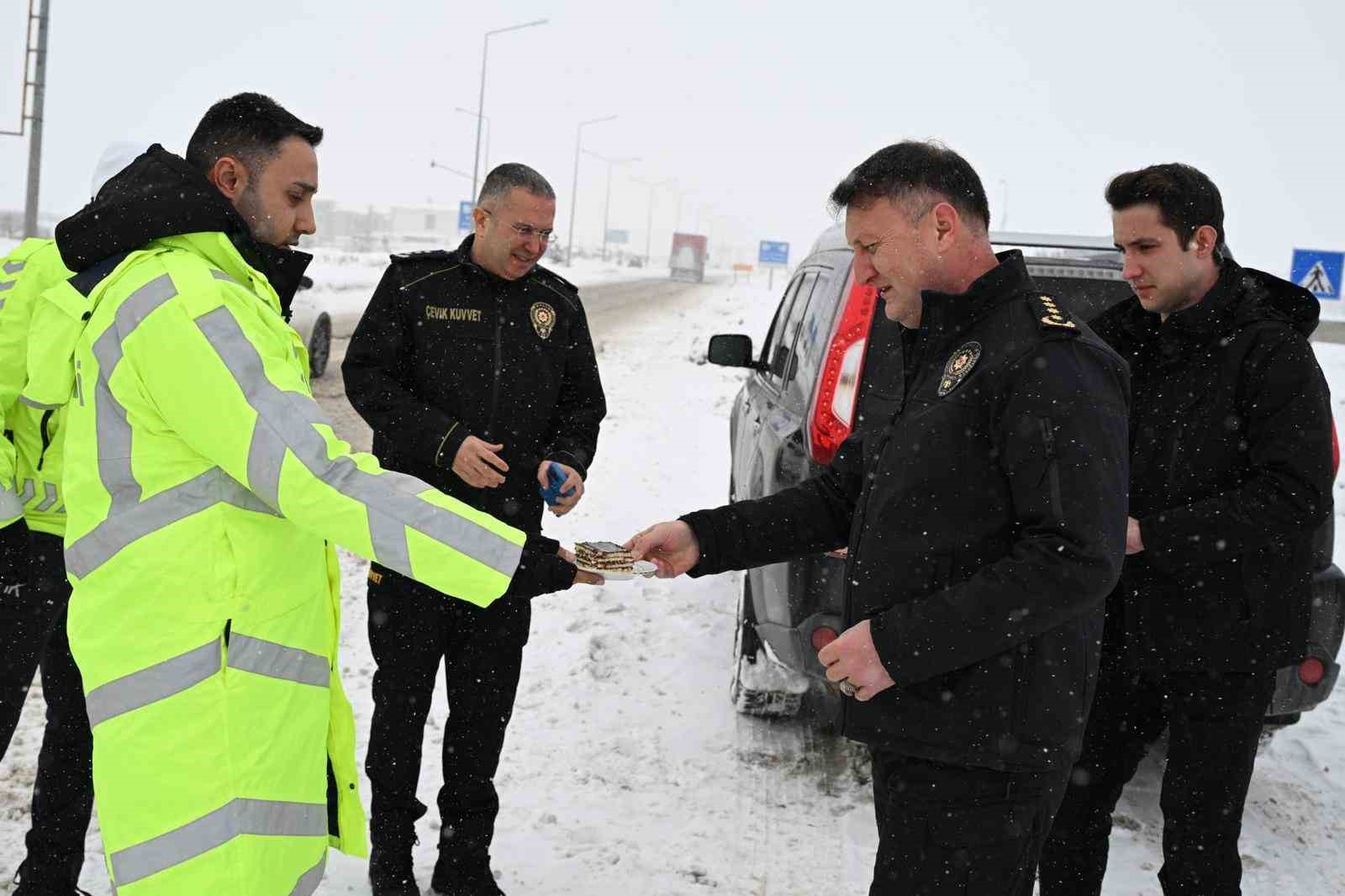Erzincan Emniyet M&uuml;d&uuml;r&uuml; Baybaba&rsquo;dan kar mesaisindeki personele ziyaret

