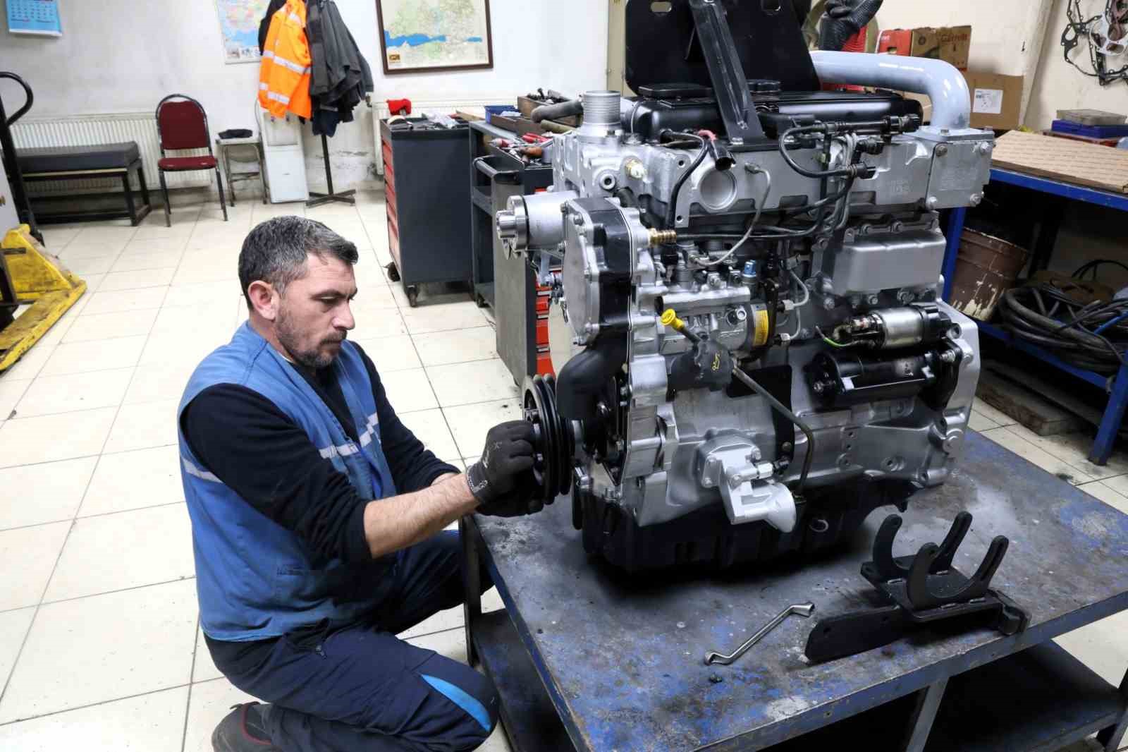 İş makinelerinin bakımı belediye at&ouml;lyesinde yapılıyor
