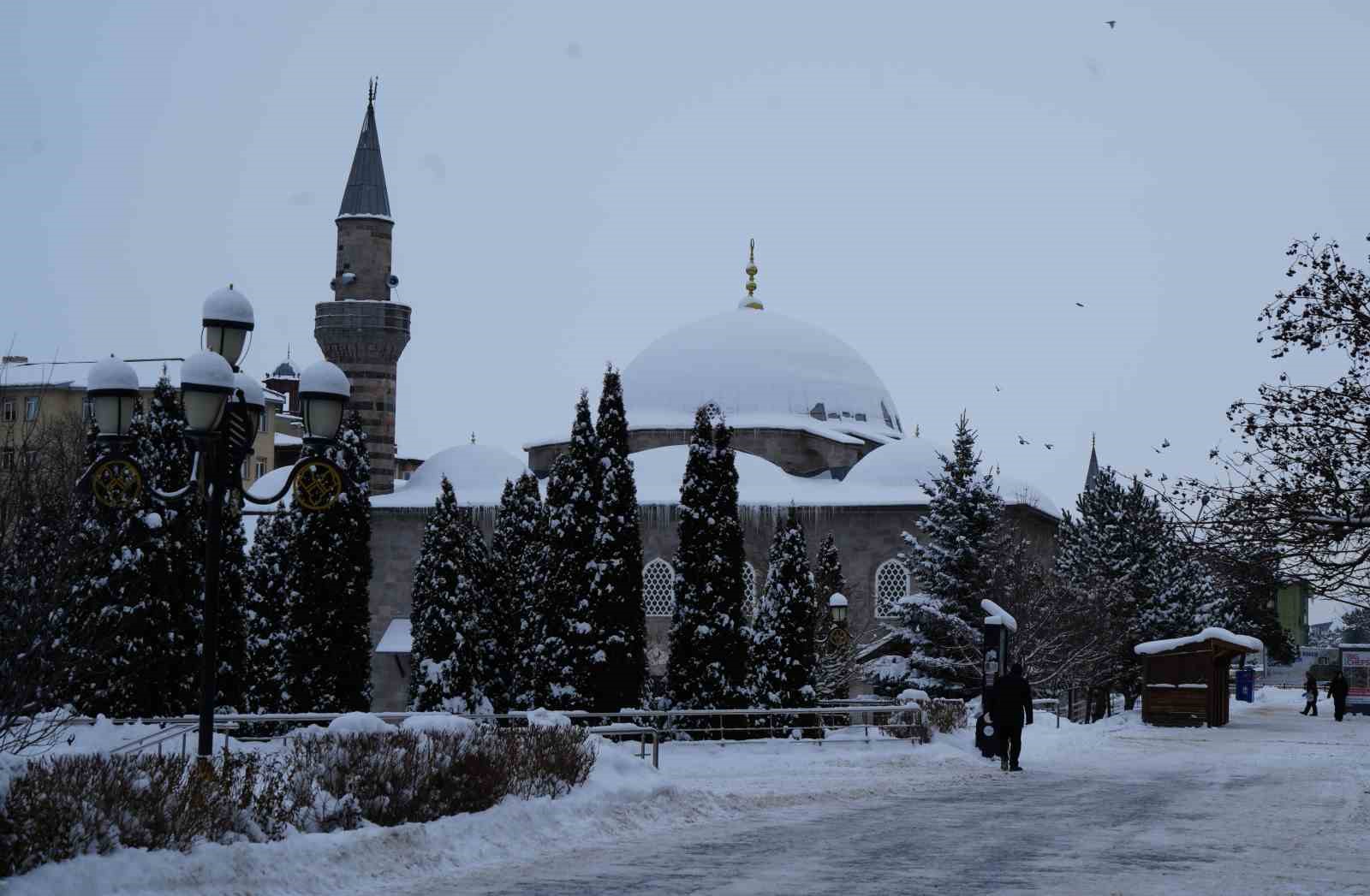 Erzurum&rsquo;da 690 mahallenin yolu ulaşıma kapalı

