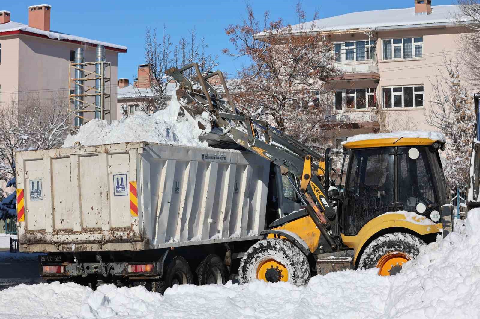 Başkan Sekmen: "Bin 200 personel ve 400 ara&ccedil;la karla m&uuml;cadele ediyoruz"
