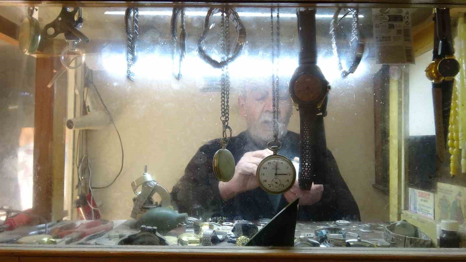 41 yıllık saat ustası 54 yıldır antika saatleri onarıyor
