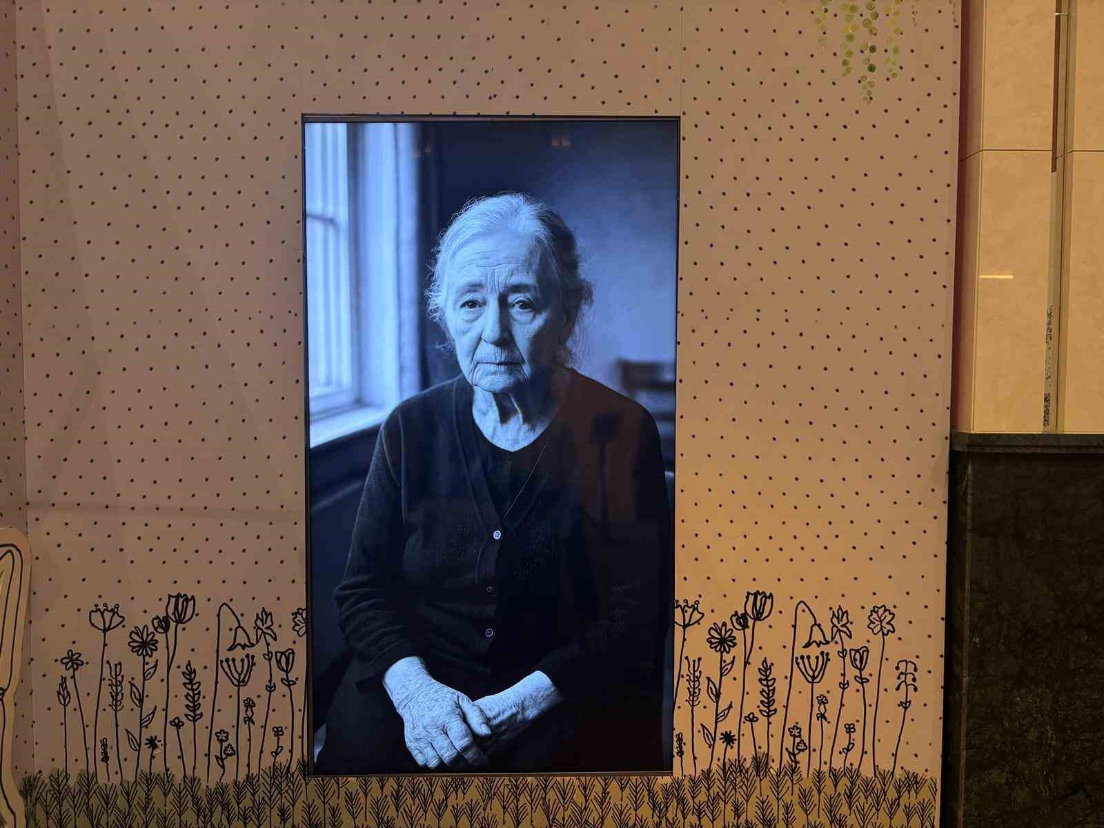 Yapay zeka ile canlandırılan aile hikayeleri &lsquo;B&uuml;t&uuml;n Mutlu Aileler Birbirine Benzer&rsquo; sergisinde ziyaret&ccedil;ilerle buluşuyor
