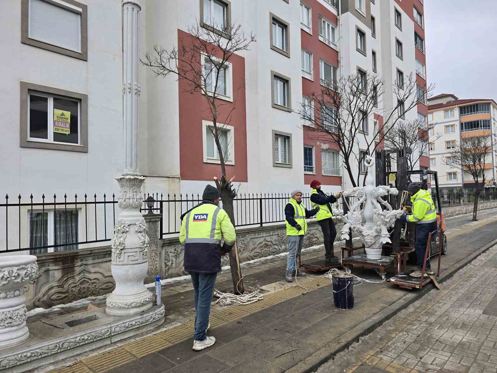 Sorgun Belediyesi at&ouml;lyesinde 4 bin yıl &ouml;m&uuml;rl&uuml; kuvars eserler &uuml;retiliyor
