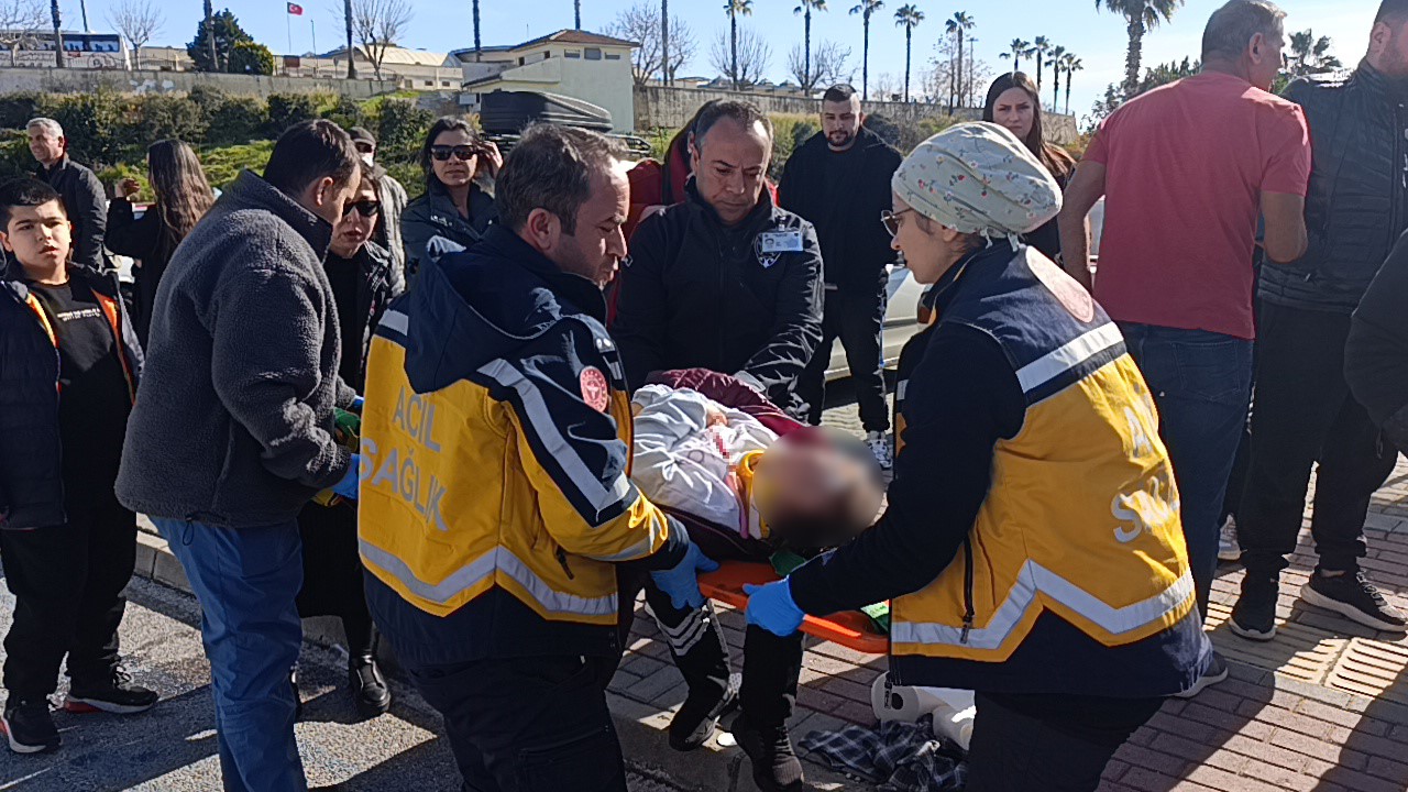 Antalya&rsquo;da iki otomobilin &ccedil;arpıştığı kazada aynı aileden 3 kişi yaralandı
