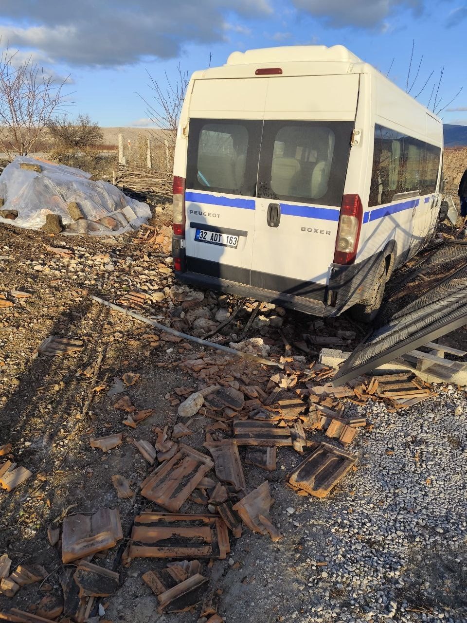 Kontrolden &ccedil;ıkan hafif ticari ara&ccedil; bah&ccedil;e evinin kapısına &ccedil;arparak durabildi: 1 yaralı
