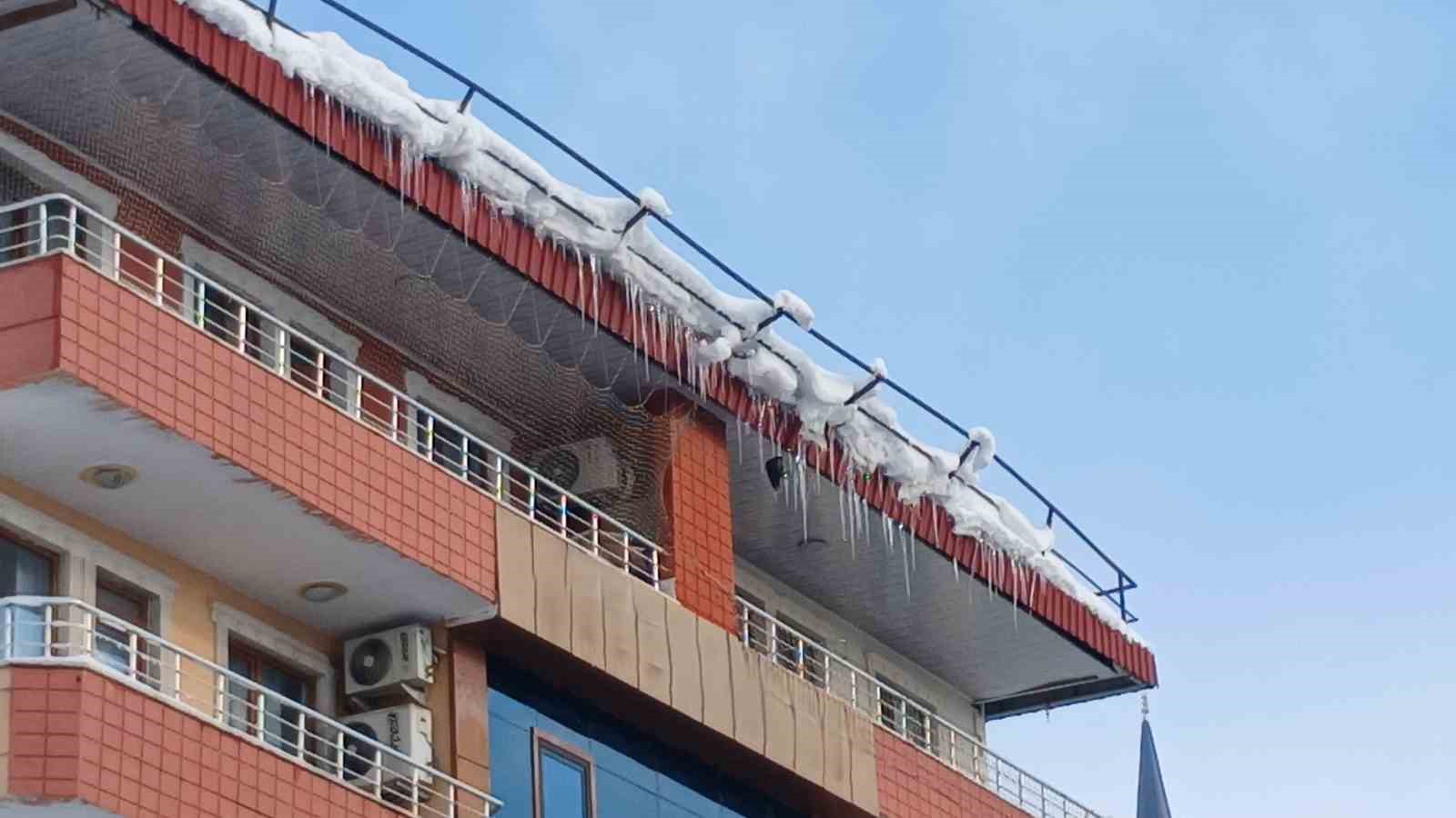 Kulp’ta çatılarda buz sarkıtları oluştu