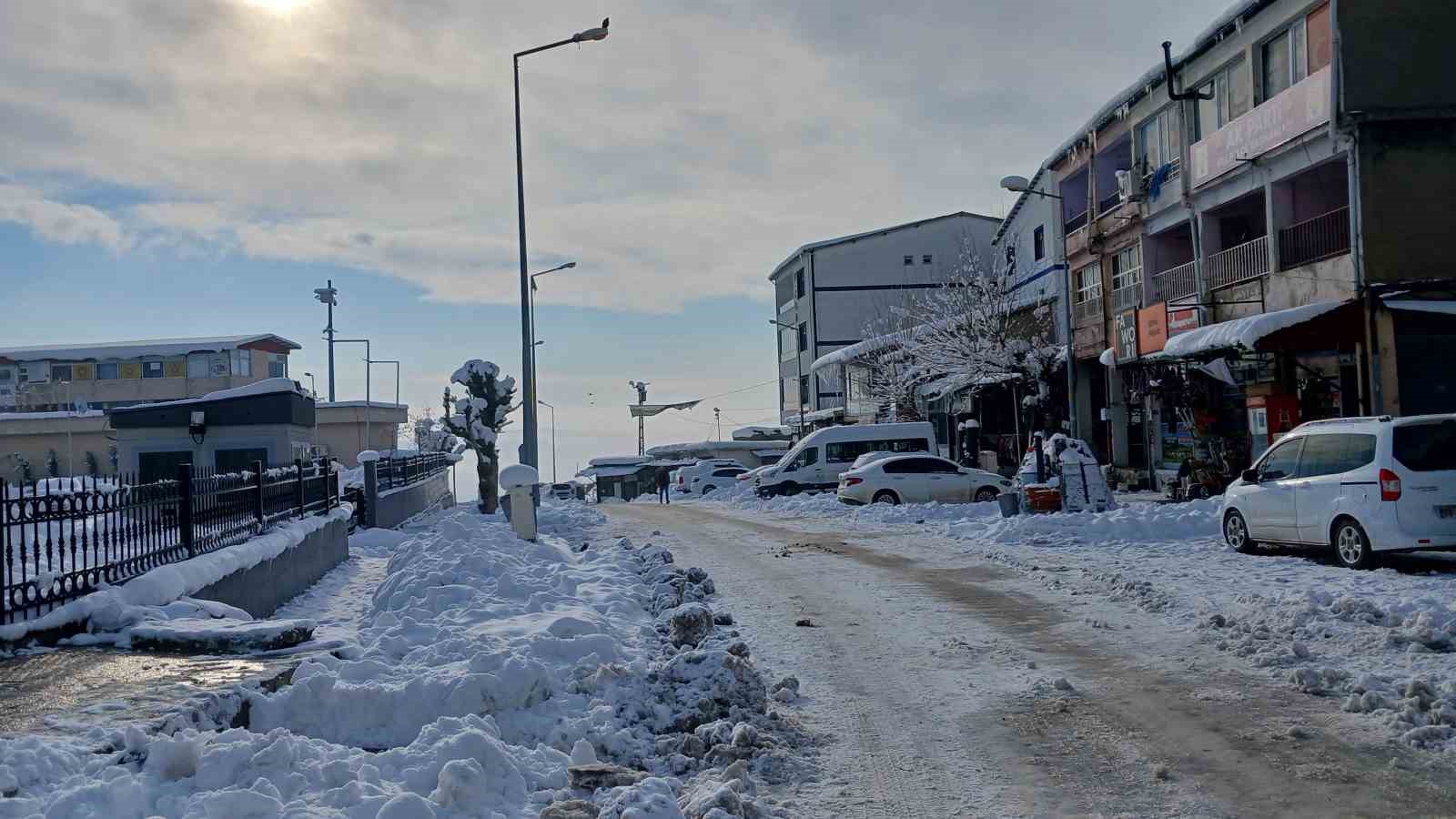 Kulp&rsquo;ta &ccedil;atılarda buz sarkıtları oluştu
