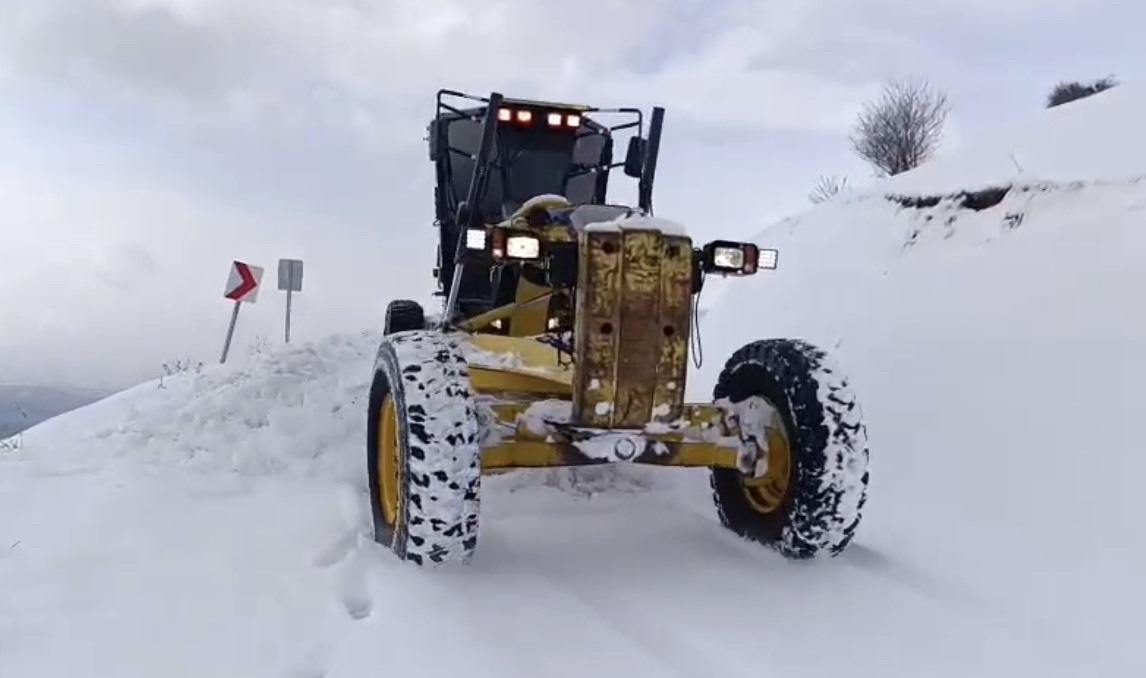 Elazığ’da kapalı 310 köy yolunda çalışmalar sürüyor
