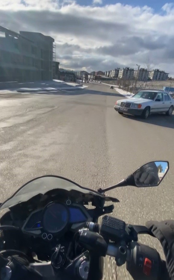 Caddeye kontrols&uuml;z &ccedil;ıkan araca &ccedil;arpmaktan kıl payı kurtuldu
